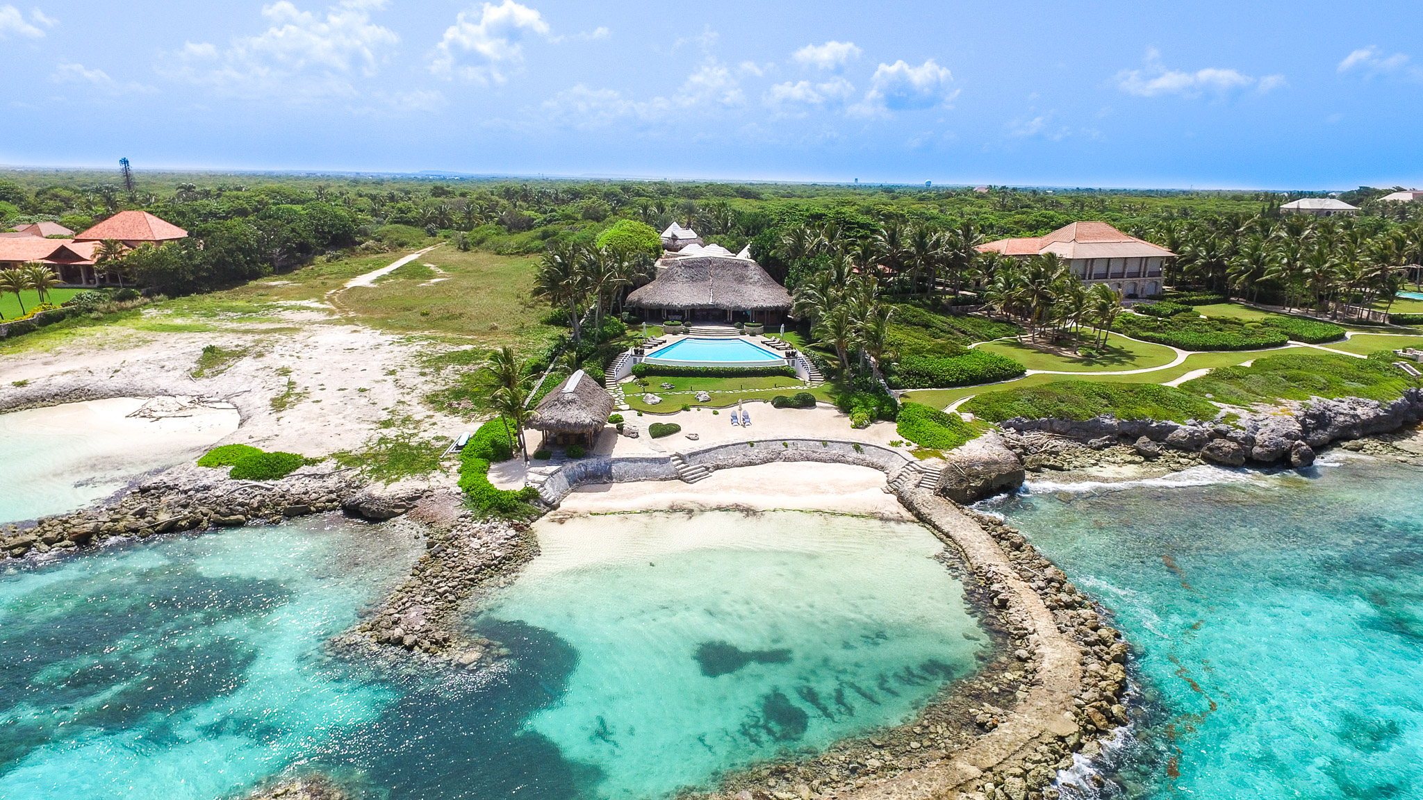 Oceanfront residence in the Corales 18 archive with a pool, thatched pavilion and small sheltered beach